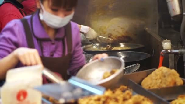 Tainan, Tchaj-wan - únor 2016: Dodavatele a lidé pracující v první tchajwanské smažené kuře obchod. Dav a fronty pro známé jídlo — Stock video