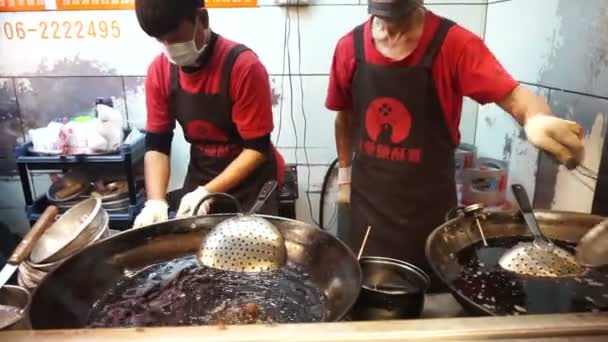 Ταϊνάν, Ταϊβάν - Φεβρουαρίου 2016: Προμηθευτή και άτομα που εργάζονται σε πρώτη ταϊβανική τηγανητό κοτόπουλο κατάστημα. Πλήθος και ουρά για διάσημο φαγητό — Αρχείο Βίντεο