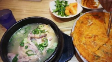Kore yemeği, kimchi gözleme, ginseng tavuk çorbası ve yan yemekler çeşitli