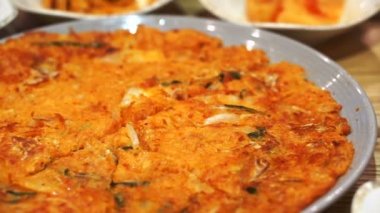 Kore yemeği, kimchi gözleme, ginseng tavuk çorbası ve yan yemekler çeşitli