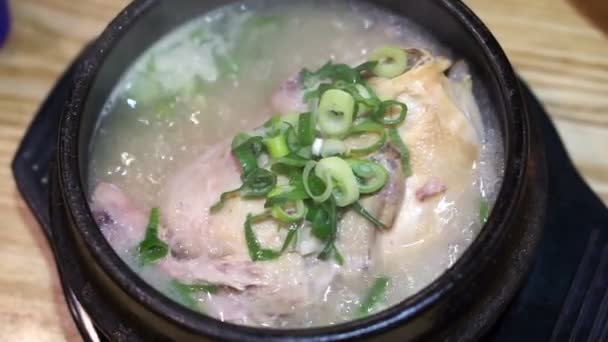 Koreanische Art Ginseng Hühnersuppe Essen. ganzes Huhn mit klebrigem Reis gefüllt — Stockvideo