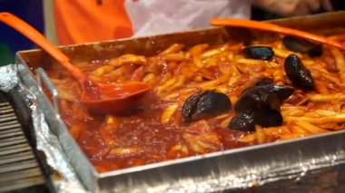 Kırmızı acılı pirinç keki, Kore yemeği. Tteokbokki biber soslu beyaz Kore makarna