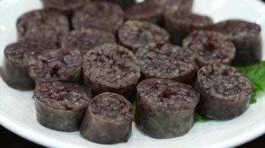 Kore yemeği, pilav ile kan sosisi. Başladınız veya dondurma
