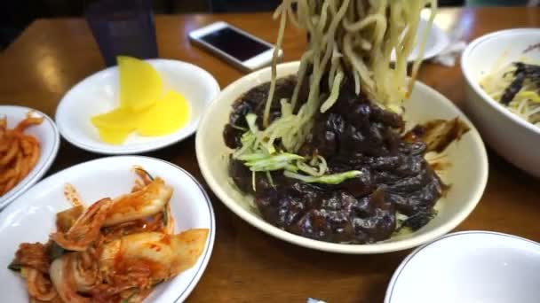 Jajangmyeon, koreański makaron z sosem blacken z kimchi zestaw — Wideo stockowe