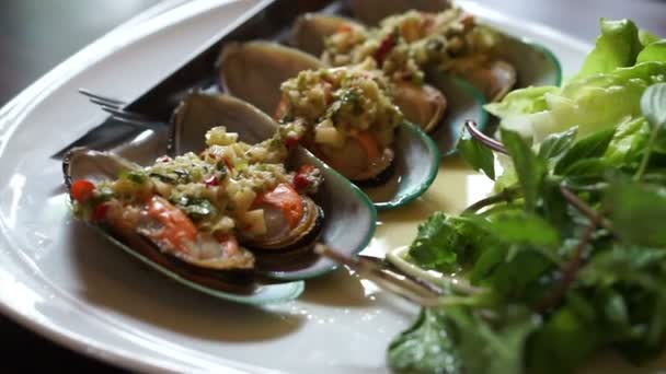 Thai Mussel cocktail appetisers nourriture au restaurant — Video