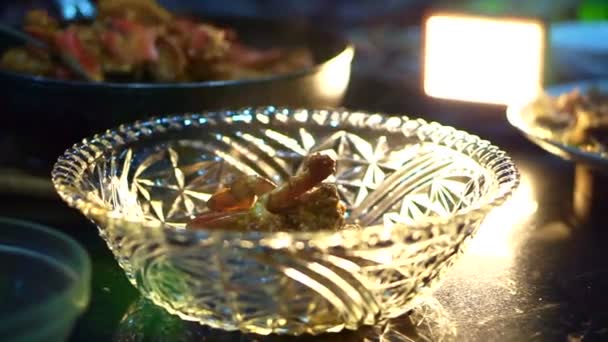 Cuisine singapourienne plat signature, le crabe chili. Plat de fruits de mer populaire — Video