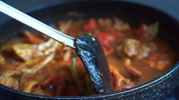 Cuisine singapourienne plat signature, le crabe chili. Plat de fruits de mer populaire — Video