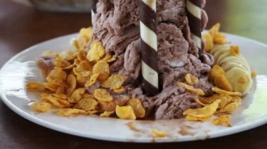 Tatlı çikolata muz ve Mısır pul ile buz kesmişsin. Dondurma ve muz split 