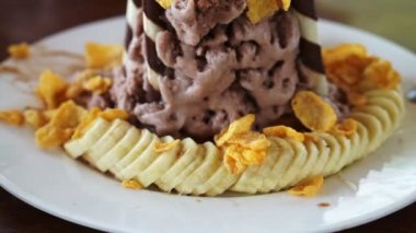 Tatlı çikolata muz ve Mısır pul ile buz kesmişsin. Dondurma ve muz split 