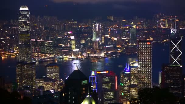 Victoria peak, Hong Kong - April 2016: Timelapse världen berömda skyline Hong Kong skymningen nattlampa — Stockvideo
