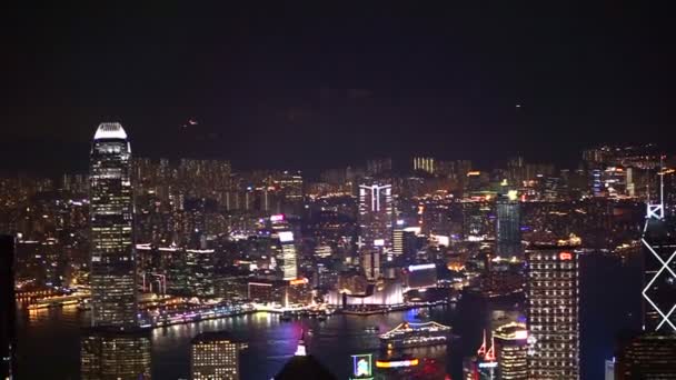 Victoria peak, Hong Kong - April 2016: Timelapse världen berömda skyline Hong Kong skymningen nattlampa — Stockvideo