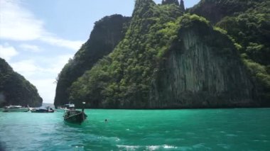 Phuket, Tayland, Thailand, Krabi tropikal adalar bir Dağı. Kristal yeşil okyanus lagün ortasında tekne turu