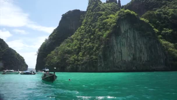 Berg der tropischen Inseln Phuket, Krabi in Thailand. Bootsfahrt inmitten der kristallgrünen Lagune des Ozeans — Stockvideo