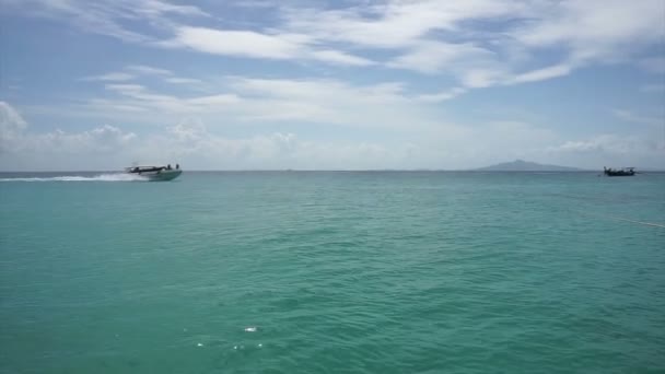 Krabi, Thailand - maj 2016: Motorbåt cruising på Andamansjön — Stockvideo