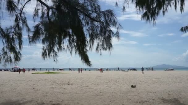 Krabi, Tailandia - Mayo 2016: Krabi Phuket área playa de Tailandia. Turistas en playa de arena blanca y mar azul — Vídeos de Stock