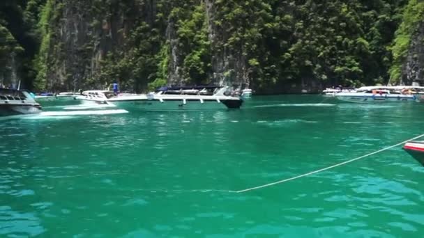 Krabi, Thaïlande - Mai 2016 : Krabi Phuket plage de la région de Thaïlande. Touristes sur la plage de sable blanc et la mer bleue — Video