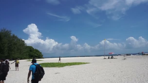Krabi, Tailândia maio 2016: Krabi Phuket área praia da Tailândia. Turistas em praia de areia branca e mar azul — Vídeo de Stock