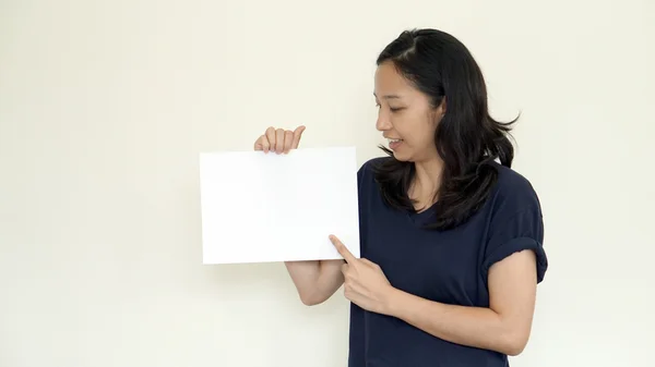Sud Est asiatico ragazza casualmente tenendo mentre segno per spazio copia — Foto Stock