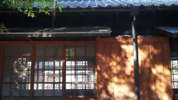 Tradiční klasický japonský styl architektury. Dřevěný dům se sklem — Stock video