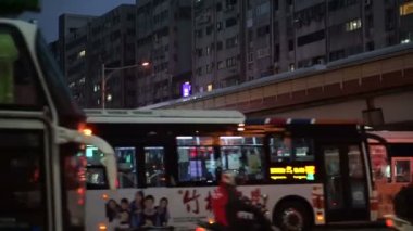 Taipei, Tayvan - Şubat 2016: İnsanlar, kalabalık ve gece işten sonra şehir merkezi iş alanında ulaşım