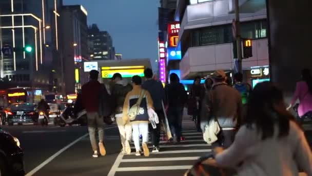 Taipei, Taiwan - February 2016: People, crowd and transportation in downtown business area after work at night — Stock Video