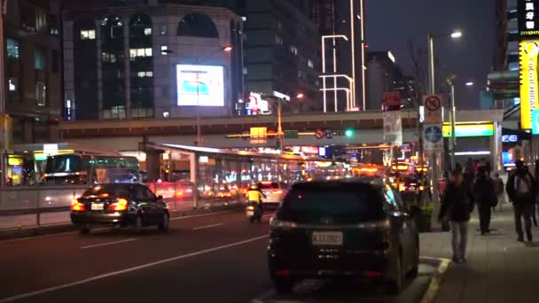 Tajpej, Tajwan - luty 2016: Ludzie, tłum i transport w centrum biznesowej dzielnicy po pracy w nocy — Wideo stockowe