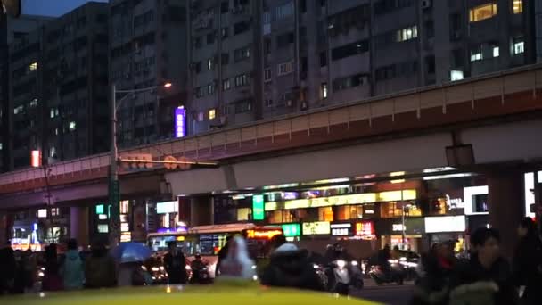 台湾台北 — — 2 月 2016年︰ 人、 人群、 晚上下班后的在市中心商业区交通 — 图库视频影像