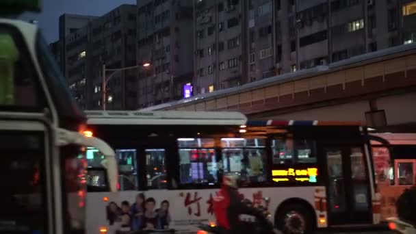 Taipei, Tchaj-wan - únor 2016: Lidi, davu a dopravy v centru obchodní čtvrti po práci v noci — Stock video