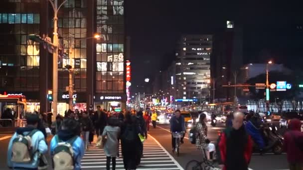 Taipei, Taiwan - February 2016: People, crowd and transportation in downtown business area after work at night — Stock Video