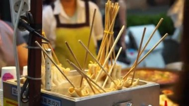 Sıcak çorba Korece tarzı balık köftesi sopa. Oden gıda