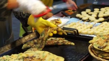 Kore dili yerel gıda, sokak gıda durak alışveriş bölgesine turist, kesilmiş yeşil soğan krep