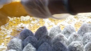 Seoul, Kore sokak gıda. El yapımı taze çilek mochi 