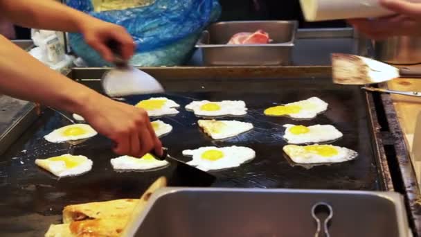 Street food coreano, pane all'uovo o Gyeran Bbang in via Myeongdong a Seoul, Corea del Sud — Video Stock
