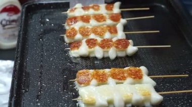 Sokak gıda Asya çevresinde. Mozzarella peyniri süt peynir sopa ızgara 
