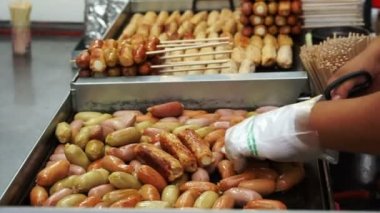 Eomuk, Korece sokak gıda. Kızarmış Balık köftesi, sucuk ve sosis Stick Seul, Kore kırmızı sos ile