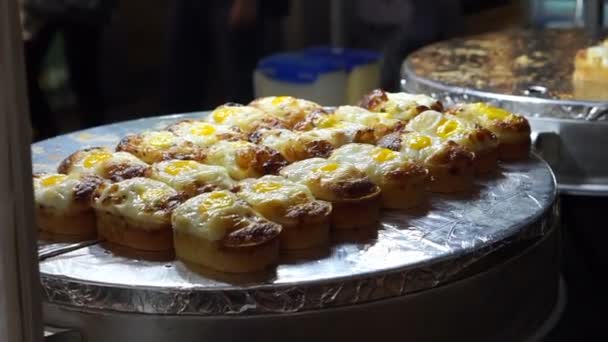 Comida callejera coreana, pan de huevo o Gyeran Bbang en la calle Myeongdong en Seúl, Corea del Sur — Vídeo de stock