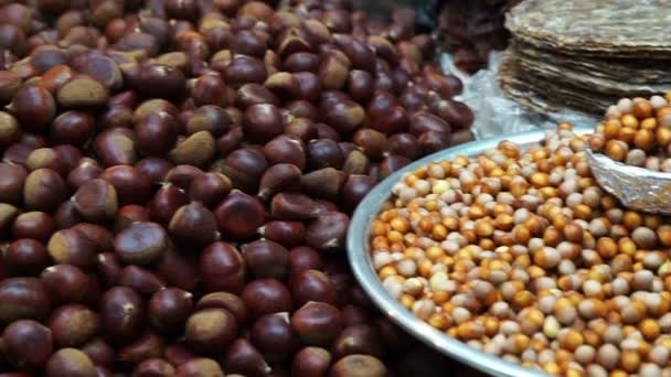 Pečené kaštany, Cedrové ořechy loupané a kukuřici na pouličních stánků. Podzimní jídlo z Asie — Stock video
