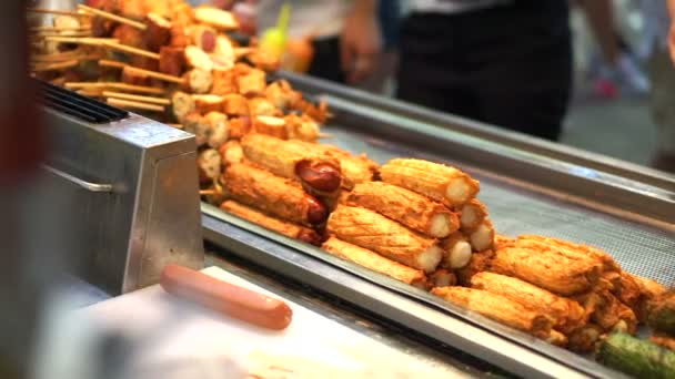 Eomuk，韩国街食品。煎鱼饼、 香肠和热狗棒与红酱油在首尔，韩国 — 图库视频影像