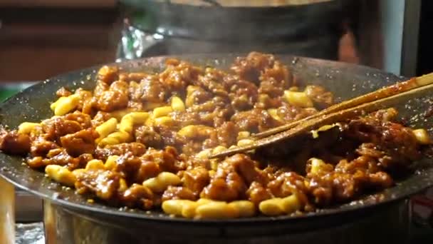 Comida coreana frango frito. Comida de rua crocante picante famosa — Vídeo de Stock