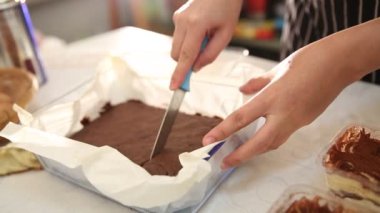 Pasta şefi el çikolatalı kek sıcak fırın tepsisinde pişmiş kesme