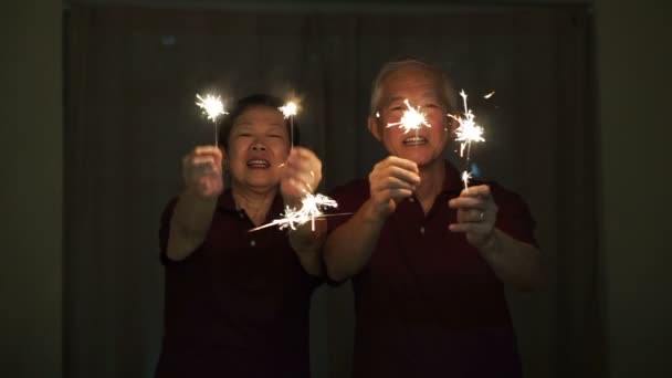 Asya kıdemli çift oyun havai fişek, maytap, gece yangın kraker. Kavramı kutlama hayat — Stok video