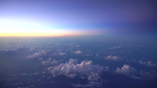 Hermosa mañana o noche vista del cielo desde la ventana del avión. En lo alto del aire — Vídeo de stock