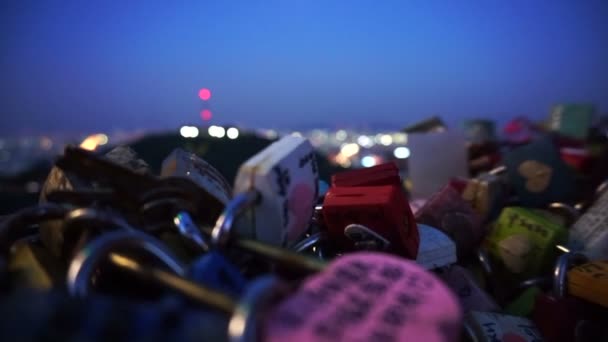 Seoul, Sydkorea - juli 2016: N Seoul Tower lås av kärlek med romantisk natt utsikt från kullen däck — Stockvideo