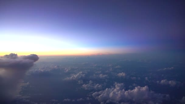 Belle vue sur le ciel matin ou soir depuis la fenêtre de l'avion. Là-haut dans les airs — Video