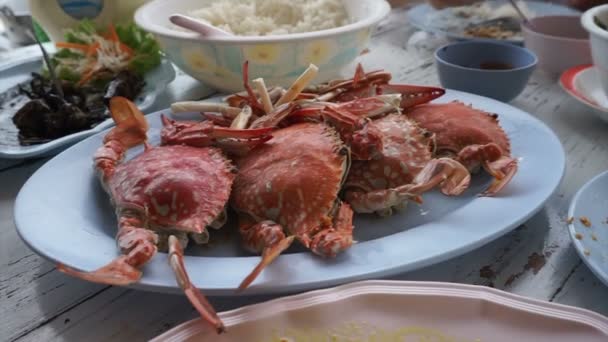 Fruits de mer de style chinois thaïlandais. Crabe bleu cuit à la vapeur et chair de crabe au curry — Video
