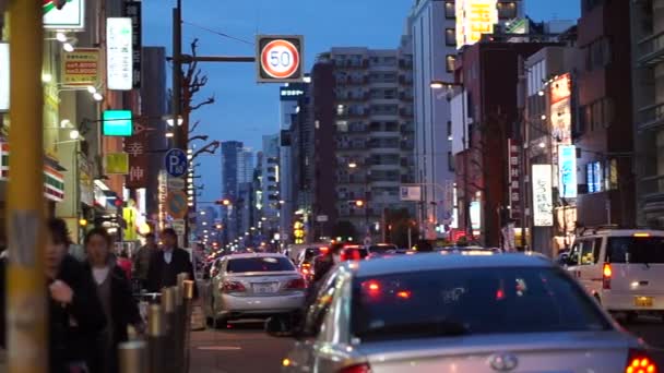 Osaka, Japan-mars 2015-ordinarie street Visa med japanska folket gå hem på kvällen — Stockvideo