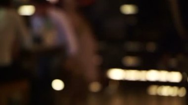 İnsanların, gece hayatı zevk video gece barı bokeh ışık ile bulanıklık