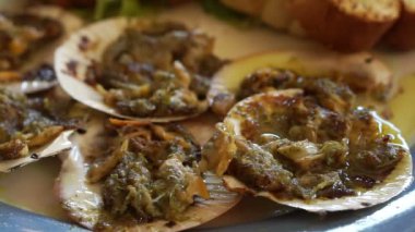 Sarımsaklı ekmek ile istiridye pişmiş sarımsak tereyağı ile hizmet