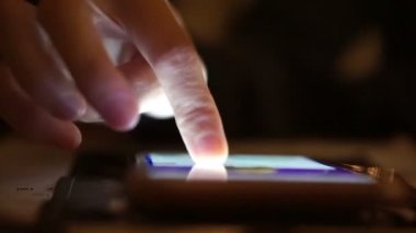 Kaydırma ve akıllı telefon geceleri oynarken el atış kapatın