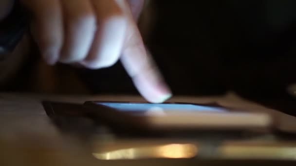 Mão rolando e jogando telefone inteligente à noite close-up tiro — Vídeo de Stock